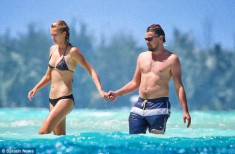 Leonardo DiCaprio lộ ‘bụng bia’ khi đi nghỉ cùng bạn gái siêu mẫu