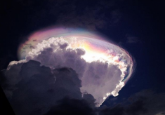 Mây ngũ sắc hiếm xuất hiện ở Costa Rica