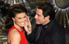 Mổ xẻ màn sờ soạng của John Travolta tại giải Oscar 2015