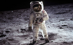 Mức công tác phí cho phi hành gia lên Mặt Trăng