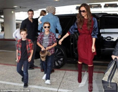 Ngắm phong cách sành điệu của gia đình Becks tại sân bay