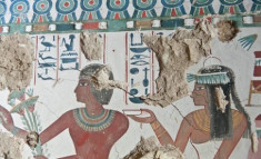 Ngôi mộ cổ có nhiều hình vẽ màu sắc