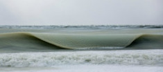 Ngọn sóng bị đóng băng qua ống kính nhiếp ảnh gia