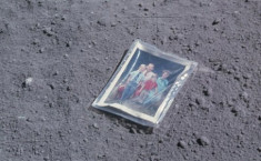 Những đồ vật phi hành gia để lại trên Mặt Trăng