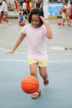 Nữ cầu thủ bóng rổ nhí
