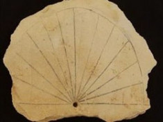 Phát hiện chiếc đồng hồ mặt trời cổ nhất ở Ai Cập
