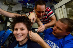 Phi hành gia trong vũ trụ cắt tóc thế nào