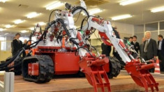 Robot dọn dẹp nhà máy điện hạt nhân Fukushima