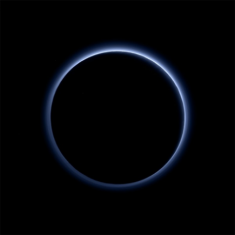 Sao Diêm Vương có bầu trời màu xanh giống Trái Đất