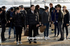 Sao Hàn ‘khoái’ áo dạ và denim khi ra sân bay