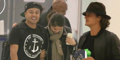Selena Gomez ‘lén lút hẹn hò’ Orlando Bloom tại sân bay