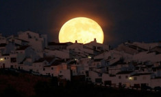 ‘Siêu trăng’ chiếu sáng bầu trời đêm nay