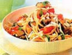 Spaghetti nấu với cá thu, nấm và thịt lợn