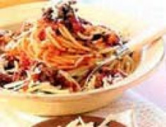 Spaghetti nấu với nước sốt thịt bò xay