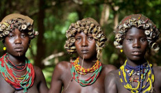 Thời trang tái chế ấn tượng của bộ lạc ở Ethiopia