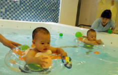 Trung Quốc bùng nổ dịch vụ dạy bơi cho em bé