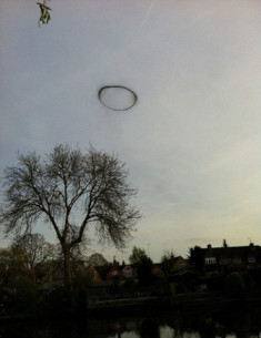 Vòng tròn đen bí ẩn trên bầu trời Anh