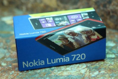Ảnh ‘đập hộp’ Nokia Lumia 720 tại TP HCM