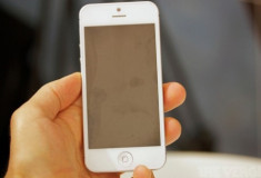 Ảnh thực tế bản mẫu iPhone 5 màu trắng