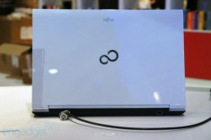 Ảnh thực tế Fujitsu LifeBook AH562