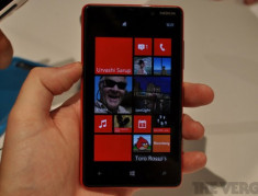 Ảnh thực tế Nokia Lumia 820 màu đỏ