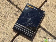 BlackBerry Passport bốc khói khi bị đập bằng búa