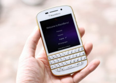 BlackBerry Q10 bản vàng đặc biệt giá 17 triệu đồng