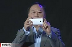CEO HTC dùng M7 màu trắng tại tiệc cuối năm