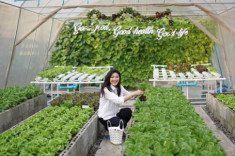 Cựu Thủ tướng Thái Lan tự tay chăm sóc vườn rau