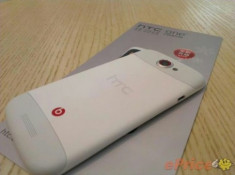‘Đập hộp’ HTC One S hàng độc màu trắng
