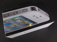 ‘Đập hộp’ iPhone 4 màu trắng