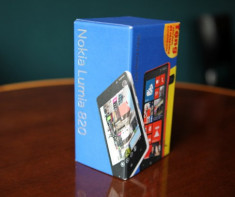 Đập hộp Lumia 820 tại TP HCM