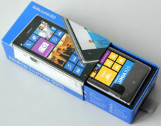 ‘Đập hộp’ Nokia Lumia 925 chính hãng