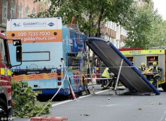Du khách bị cắt lìa tai do tai nạn xe buýt ở Anh