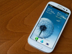 Galaxy S IV có thể dùng màn hình dẻo