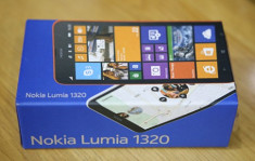 Hình ảnh mở hộp Nokia Lumia 1320 tại Việt Nam