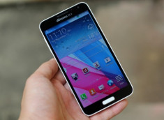 Mở hộp Galaxy J - smartphone lai Galaxy Note 3 và S4