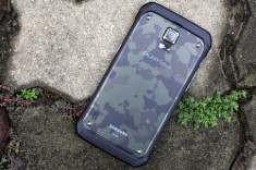 Mở hộp Galaxy S5 phiên bản siêu bền giá 16 triệu đồng