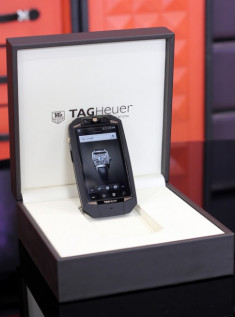‘Mở hộp’ smartphone giá gần 200 triệu đồng của TAG Heuer