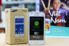 Mở hộp smartphone giá rẻ 2,3 triệu đồng của Samsung