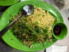 Nhà hàng Nha Trang bị tố ‘chặt chém’ và hất đồ ăn vào khách