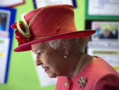 Nữ hoàng Anh mua iPad 2