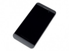 ‘Phẫu thuật’ điện thoại BlackBerry Z10