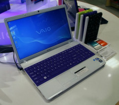 Phụ kiện sặc sỡ của Sony Vaio E series