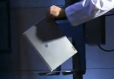 Quy trình ‘đập phá’ laptop để thử độ bền của HP