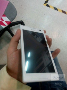 Smartphone Xperia lạ với màn hình 4,3 inch của Sony