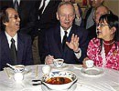 Thủ tướng Canada đến Chinatown để xoá bỏ lo ngại về SARS