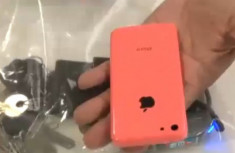 Video thử khả năng chống xước của vỏ nhựa iPhone 5C