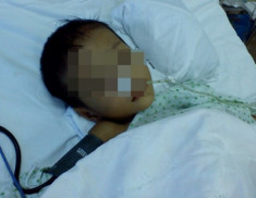 Bé trai 3 tuổi vỡ gan, dập tinh hoàn nghi bị bố dượng đánh