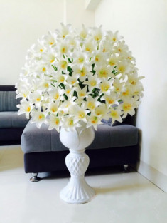 Bình hoa tuyệt đẹp từ 200 bông loa kèn của người mẹ trẻ ở Hà Nội